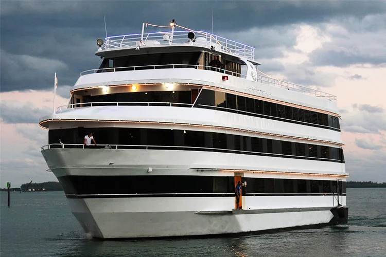 The Sun Beach Lady - Miami Yacht Venue for Group Events 🌊 1 %MAlquiler de yates en Miami%