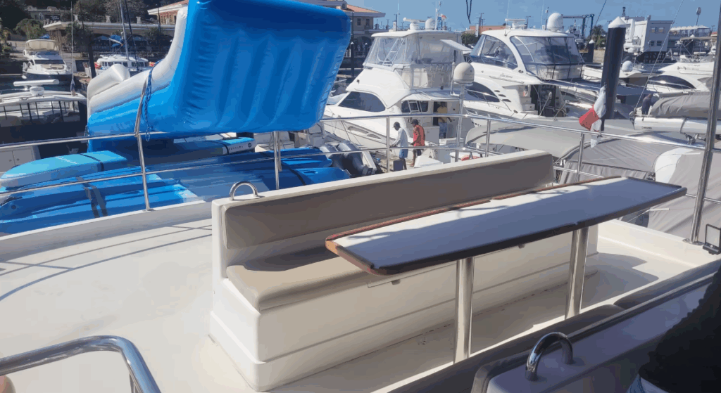60ft Searenity Alquiler de Yates Panamá 😎 | Stylish Bay Cruises 27 Reserve un alquiler de yates de lujo en Panamá con Feeling Yachty - charters privados, catamaranes y excursiones por las islas de San Blas y la Bahía de Panamá. Todo incluido, precios transparentes.