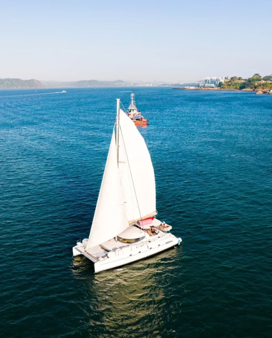 Reserve un alquiler de yates de lujo en Panamá con Feeling Yachty - charters privados, catamaranes y excursiones por las islas de San Blas y la Bahía de Panamá. Todo incluido, precios transparentes.