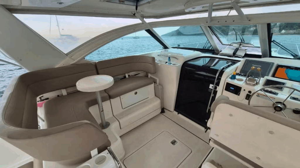 44ft Tiara Yacht Rental Panama 🌞 | Crucero costero de un día 14 Reserve un alquiler de yates de lujo en Panamá con Feeling Yachty - charters privados, catamaranes y excursiones por las islas de San Blas y la Bahía de Panamá. Todo incluido, precios transparentes.