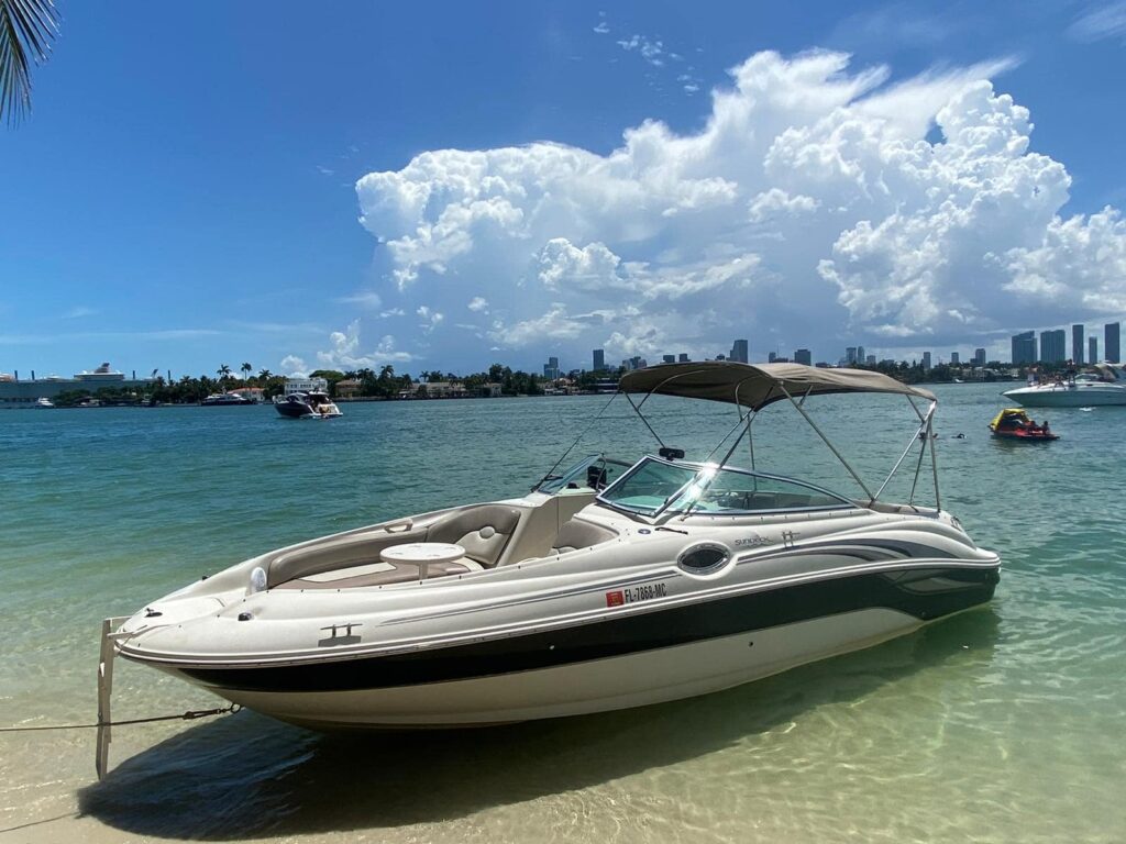🛥️ 26ft’ Sea Ray 240 Sundeck Sport — Miami Yacht Charter 1 %Miami Yacht Rentals%