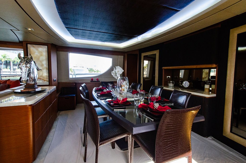 105ft Azimut “Babieca” Mega-Yacht Rental in Miami Beach 3 %MAlquiler de yates en Miami%