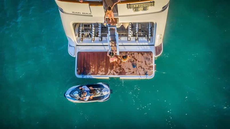 100ft Azimut "Millennium II" - Alquiler de Yates de Lujo | Epic Hotel, Miami Beach 6 %MAlquiler de yates en Miami%