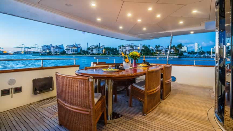 100ft Azimut "Millennium II" - Alquiler de Yates de Lujo | Epic Hotel, Miami Beach 8 %MAlquiler de yates en Miami%