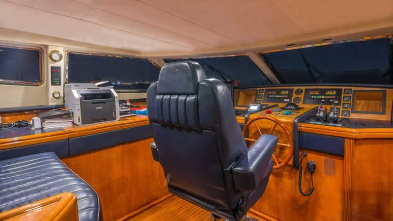 100ft Azimut "Millennium II" - Alquiler de Yates de Lujo | Epic Hotel, Miami Beach 9 %MAlquiler de yates en Miami%