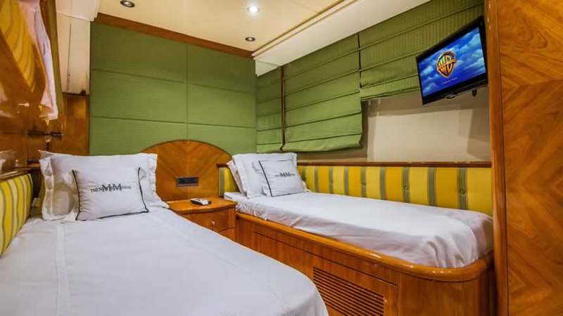 100ft Azimut "Millennium II" - Alquiler de Yates de Lujo | Epic Hotel, Miami Beach 12 %MAlquiler de yates en Miami%