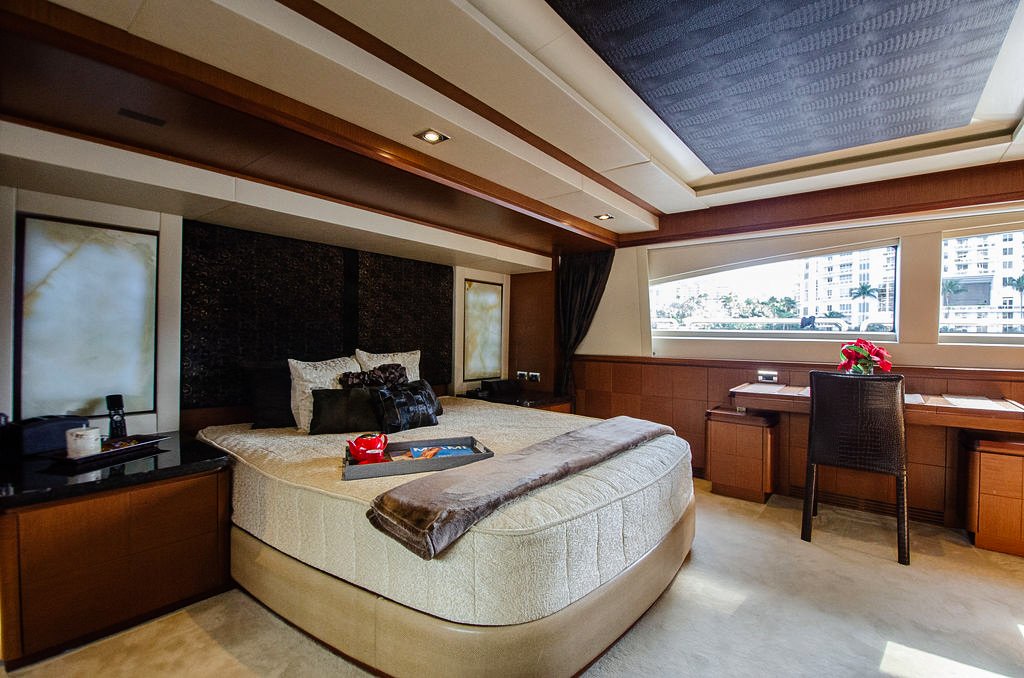 105ft Azimut “Babieca” Mega-Yacht Rental in Miami Beach 7 %MAlquiler de yates en Miami%