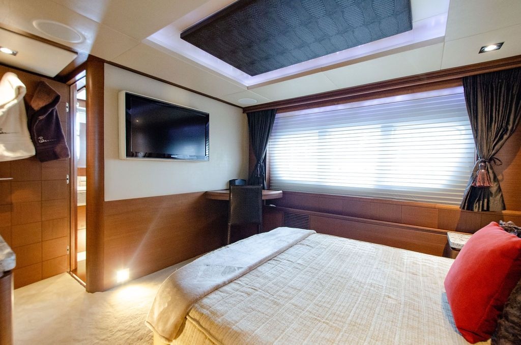 105ft Azimut “Babieca” Mega-Yacht Rental in Miami Beach 6 %MAlquiler de yates en Miami%