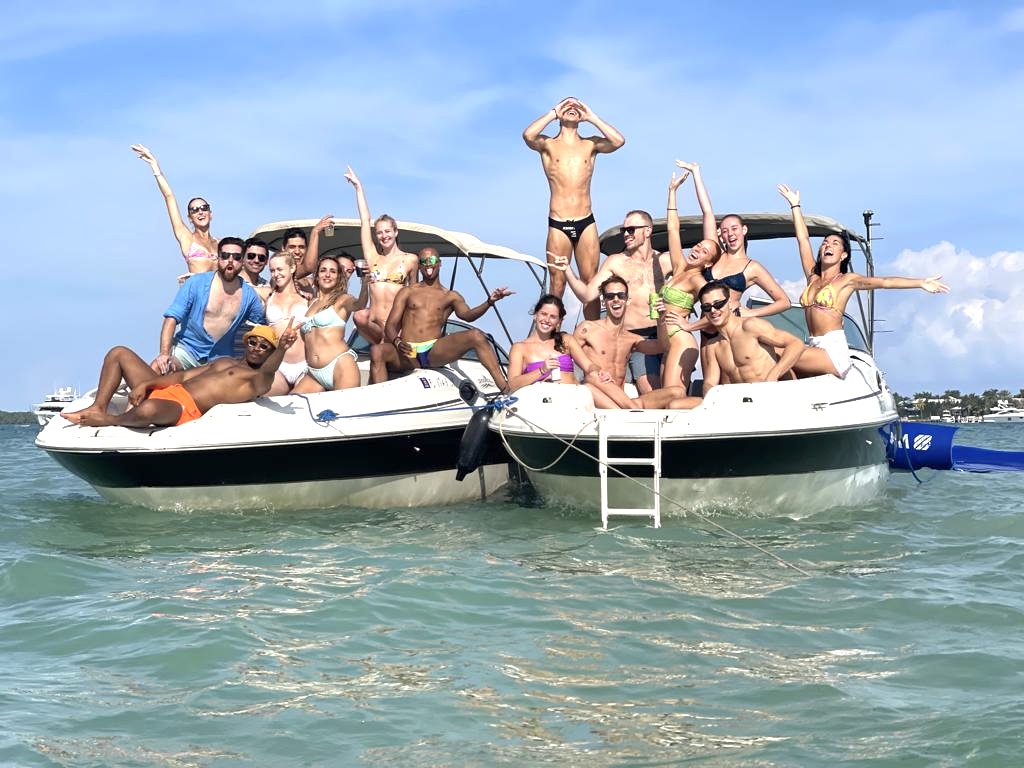 🛥️ 26ft’ Sea Ray 240 Sundeck Sport — Miami Yacht Charter 9 %Miami Yacht Rentals%