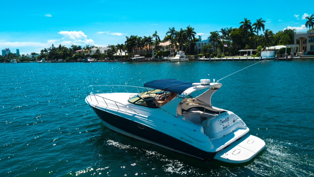 ✨ Larson 42FT | Miami Yacht Charter 2 %MAlquiler de yates en Miami%