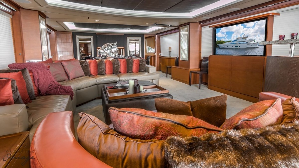 105ft Azimut “Babieca” Mega-Yacht Rental in Miami Beach 5 %MAlquiler de yates en Miami%