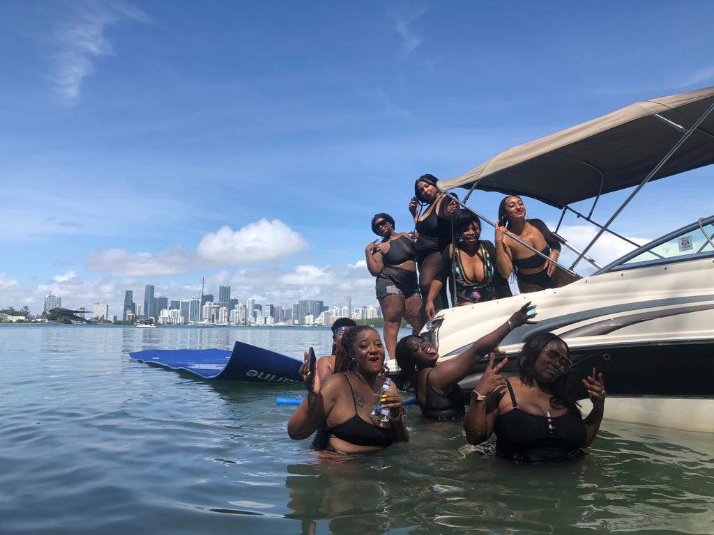 🛥️ 26ft’ Sea Ray 240 Sundeck Sport — Miami Yacht Charter 4 %Miami Yacht Rentals%