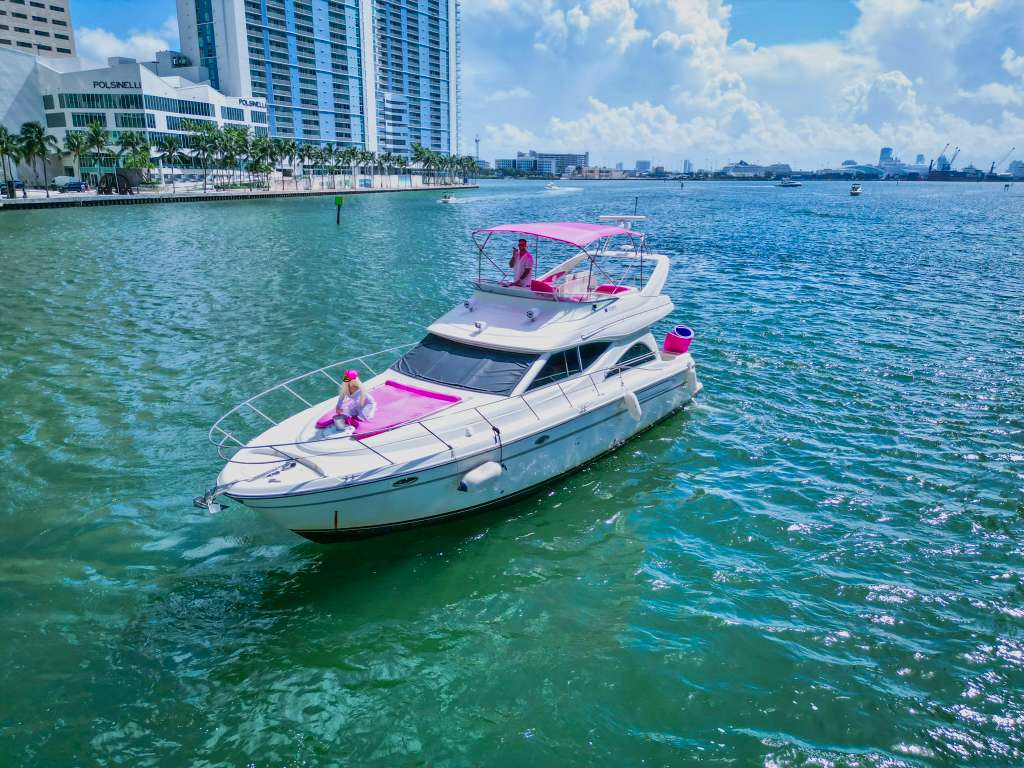 50ft Pink Maxum “Bad Bunny” – Luxury Yacht Charter | Miami | Feeling Yachty 1 50ft Pink Maxum “Bad Bunny” – Luxury Yacht Charter | Miami | Feeling Yachty