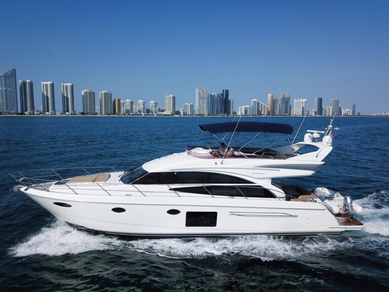 Miami yacht rentals & luxury yacht charters for parties & events 🎉 Celebra cumpleaños, despedidas de soltero y grupos corporativos con barcos premium, DJs y catering. 15 %MAlquiler de yates en Miami%
