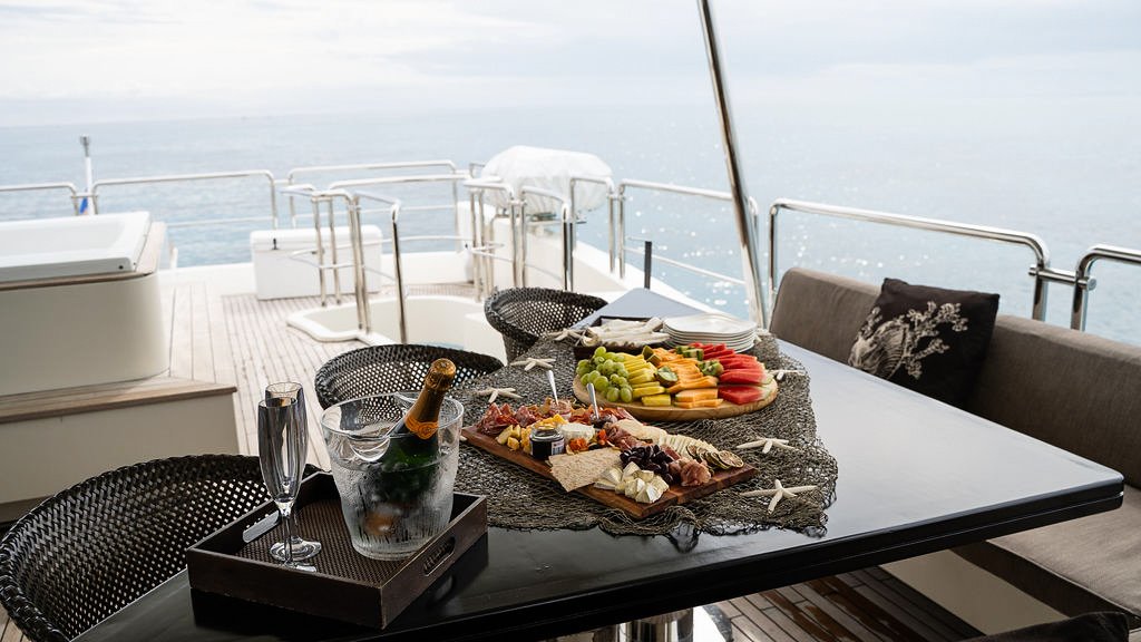 105ft Azimut “Babieca” Mega-Yacht Rental in Miami Beach 2 %MAlquiler de yates en Miami%