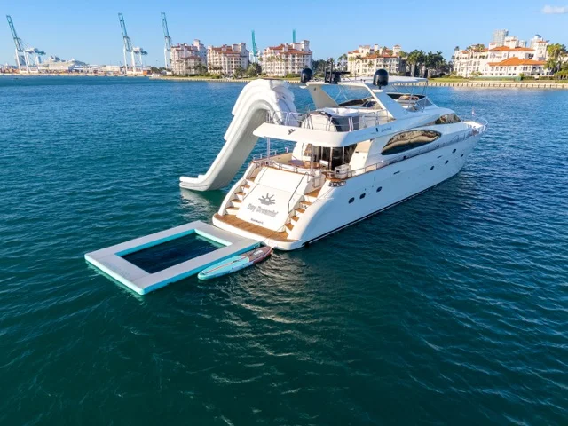 90ft Azimut “Day Dreaming” – Feeling Yachty | Miami Yacht Rentals | Miami Beach Marina 34 %Miami Yacht Rentals%