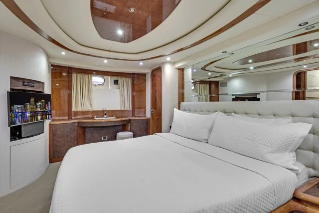 90ft Azimut “Day Dreaming” – Feeling Yachty | Miami Yacht Rentals | Miami Beach Marina 25 %Miami Yacht Rentals%