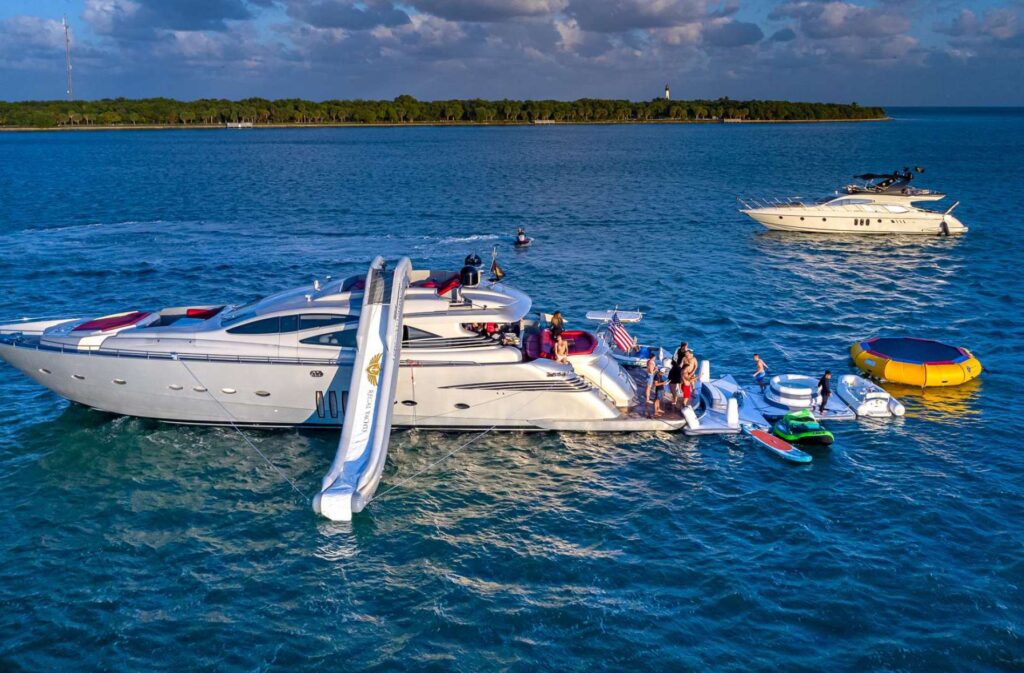 90ft Pershing Regal Yacht Rental | Miami Beach 🚤 19 %MAlquiler de yates en Miami%