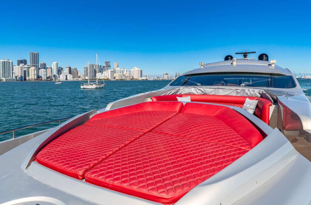 90ft Pershing Regal Yacht Rental | Miami Beach 🚤 25 %MAlquiler de yates en Miami%
