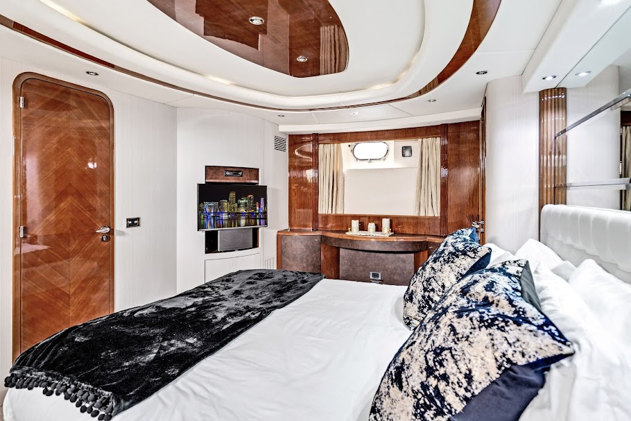 98ft “Luxury Yacht” Mega Yacht Charter 28 %MAlquiler de yates en Miami%