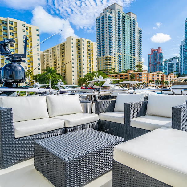 98ft “Luxury Yacht” Mega Yacht Charter 24 %MAlquiler de yates en Miami%