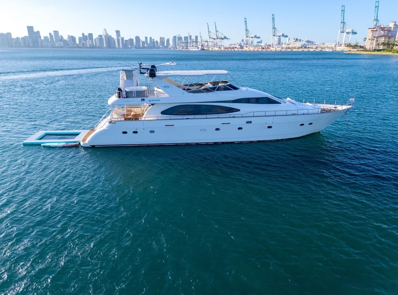 98ft “Luxury Yacht” Mega Yacht Charter 23 %MAlquiler de yates en Miami%