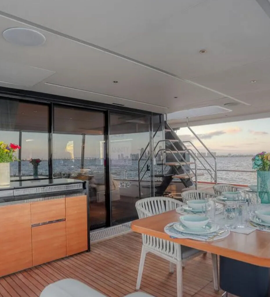 88ft Sirena Yacht Charter | Miami Beach Experience 🌴 8 %MAlquiler de yates en Miami%