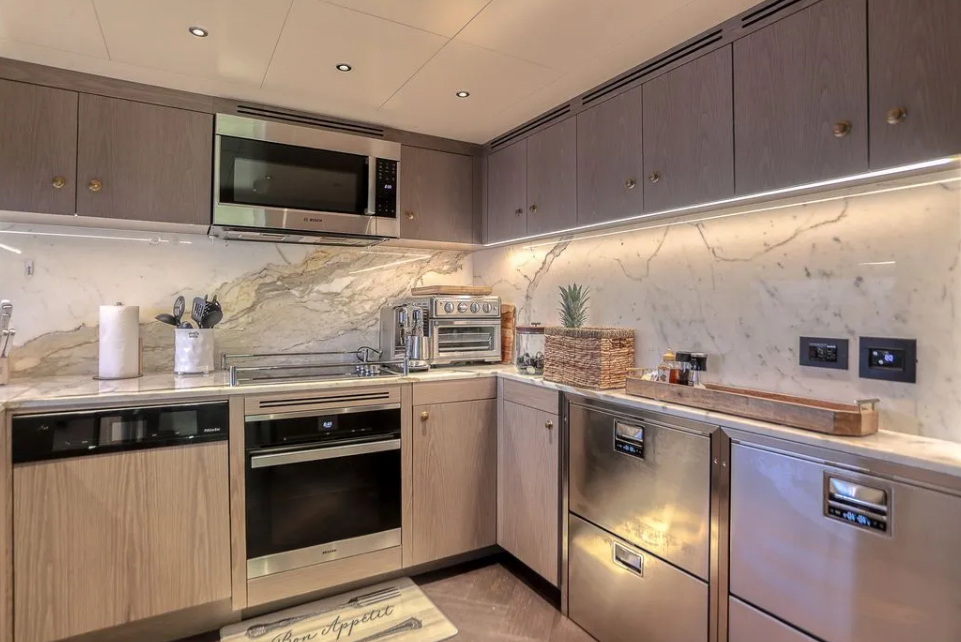 88ft Sirena Yacht Charter | Miami Beach Experience 🌴 9 %MAlquiler de yates en Miami%