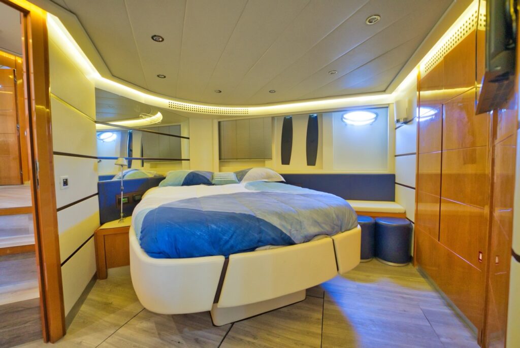 65ft Pershing “James Bond” – Feeling Yachty | Miami Yacht Rentals | 3 %Miami Yacht Rentals%