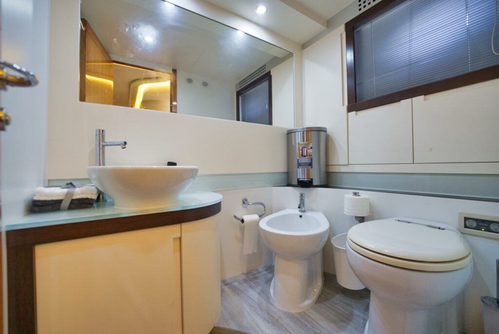 65ft Pershing “James Bond” – Feeling Yachty | Miami Yacht Rentals | 1 %Miami Yacht Rentals%