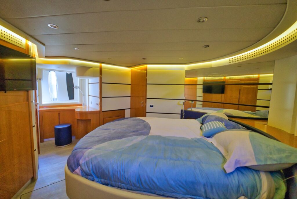 65ft Pershing “James Bond” – Feeling Yachty | Miami Yacht Rentals | 4 %Miami Yacht Rentals%