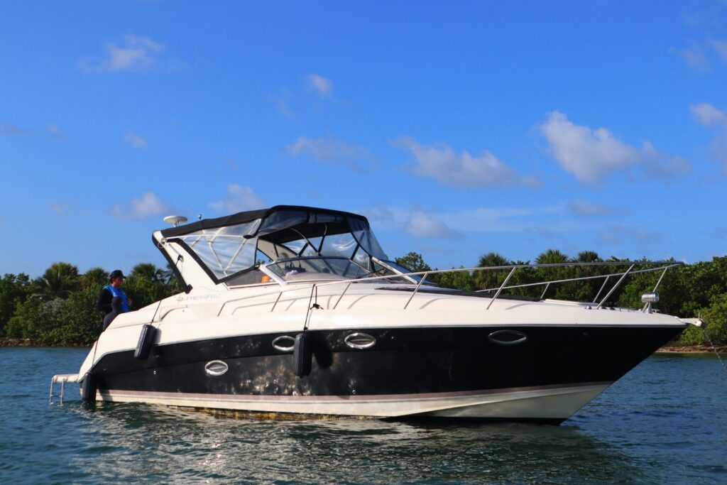 35ft Regal – Feeling Yachty | Miami Yacht Rentals | Miami Beach 9 %MAlquiler de yates en Miami%