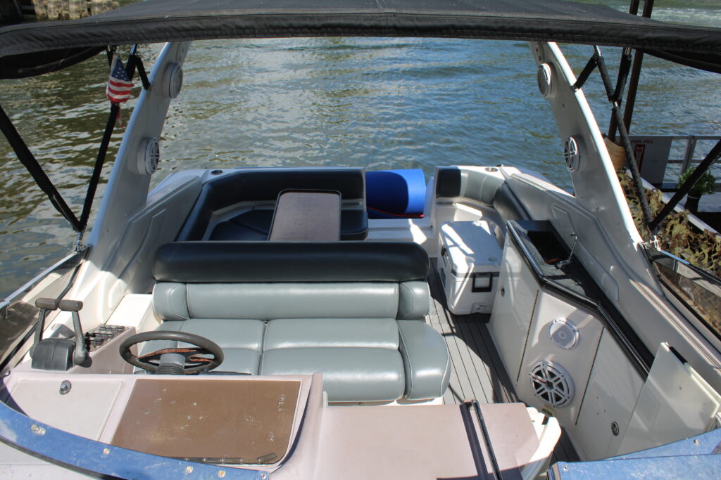 35ft Regal – Feeling Yachty | Miami Yacht Rentals | Miami Beach 8 %MAlquiler de yates en Miami%