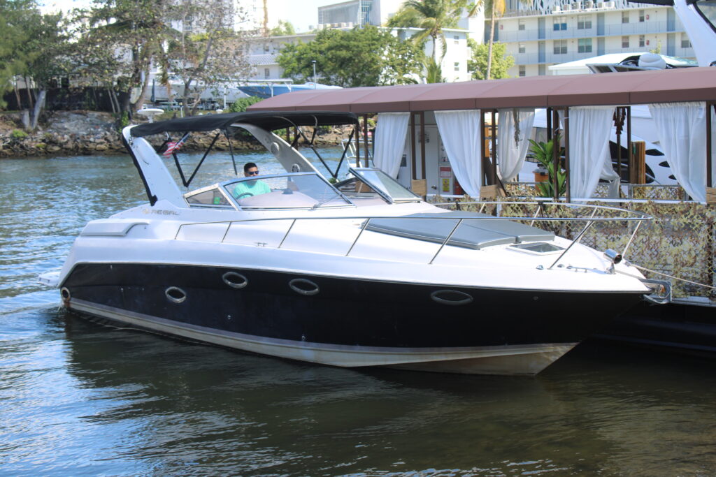 35ft Regal – Feeling Yachty | Miami Yacht Rentals | Miami Beach 1 %MAlquiler de yates en Miami%