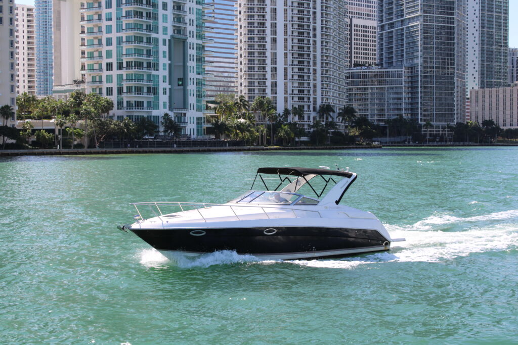 35ft Regal – Feeling Yachty | Miami Yacht Rentals | Miami Beach 2 %MAlquiler de yates en Miami%