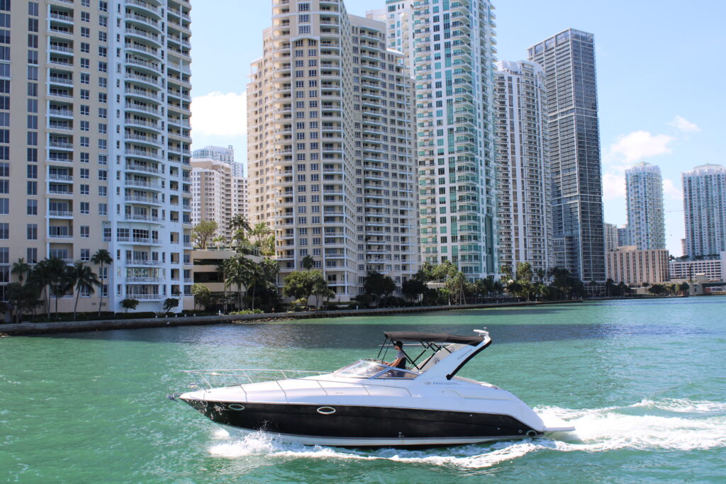 35ft Regal – Feeling Yachty | Miami Yacht Rentals | Miami Beach 3 %MAlquiler de yates en Miami%