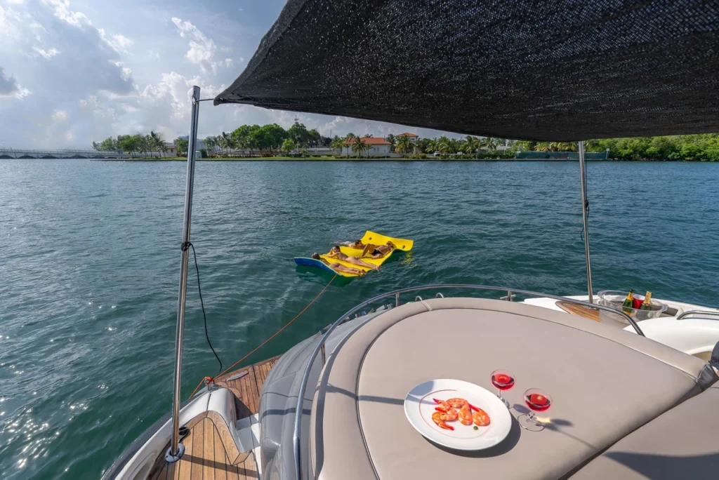 ✨Frenchy —60ft' Sunseeker Yacht Charter (Miami River) | Free Hour 4 %MAlquiler de yates en Miami%