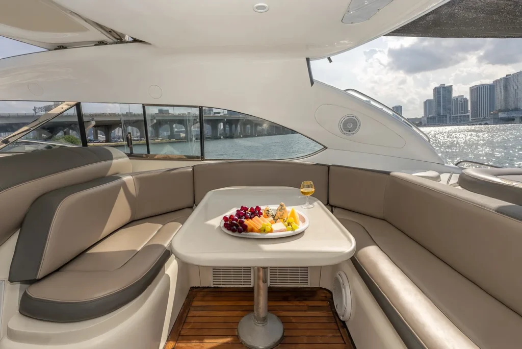✨Frenchy —60ft' Sunseeker Yacht Charter (Miami River) | Free Hour 3 %MAlquiler de yates en Miami%