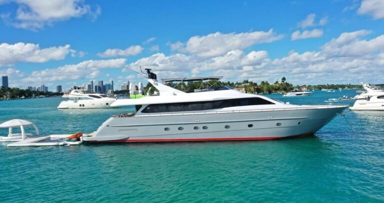 20 Person Yacht Rental In Miami | Stay On a Yacht 6 %Miami Yacht Rentals%