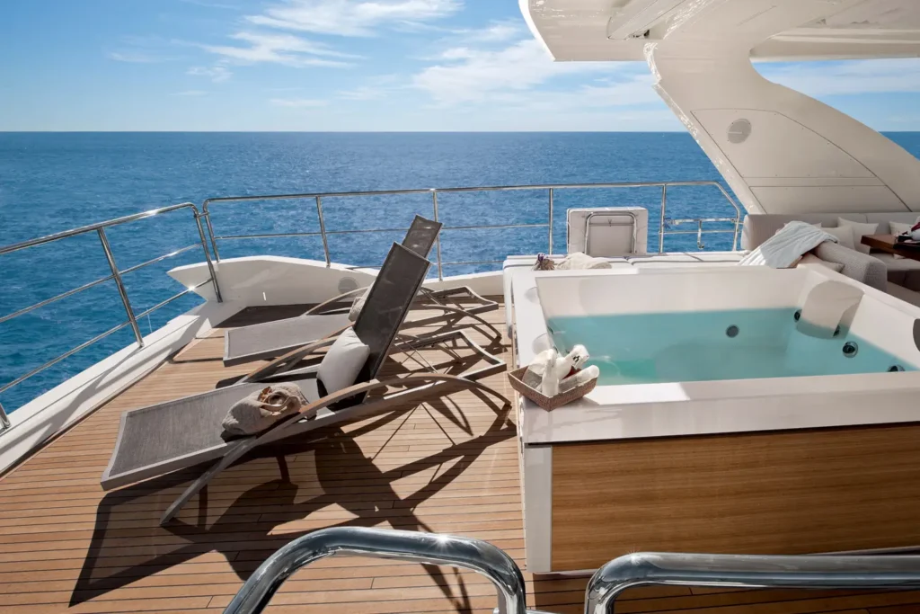 100ft Azimut - Alquiler de Yates de Lujo | Turnberry Marina, Miami 8 %MAlquiler de yates en Miami%