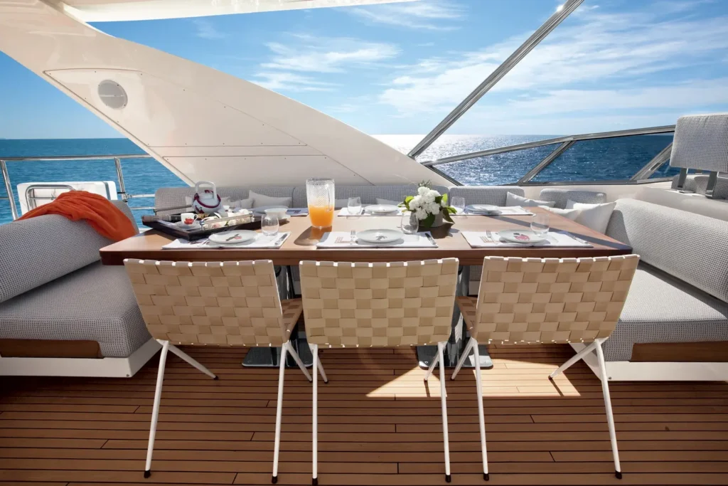 100ft Azimut - Alquiler de Yates de Lujo | Turnberry Marina, Miami 7 %MAlquiler de yates en Miami%