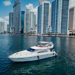 65ft Pershing “James Bond” - Alquiler Barcos De Lujo | Miami | Feeling Yachty