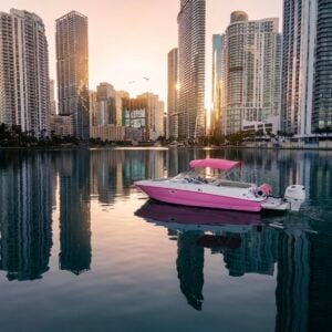 26 pies Bayliner Rosa – Experiencia Privada de Lancha con Estilo y Diversión Fendi 💖 | Alquiler de Yates Pink Miami