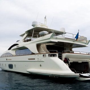 105ft Azimut “Babieca” – Luxury Yacht Charter Miami Beach (1)